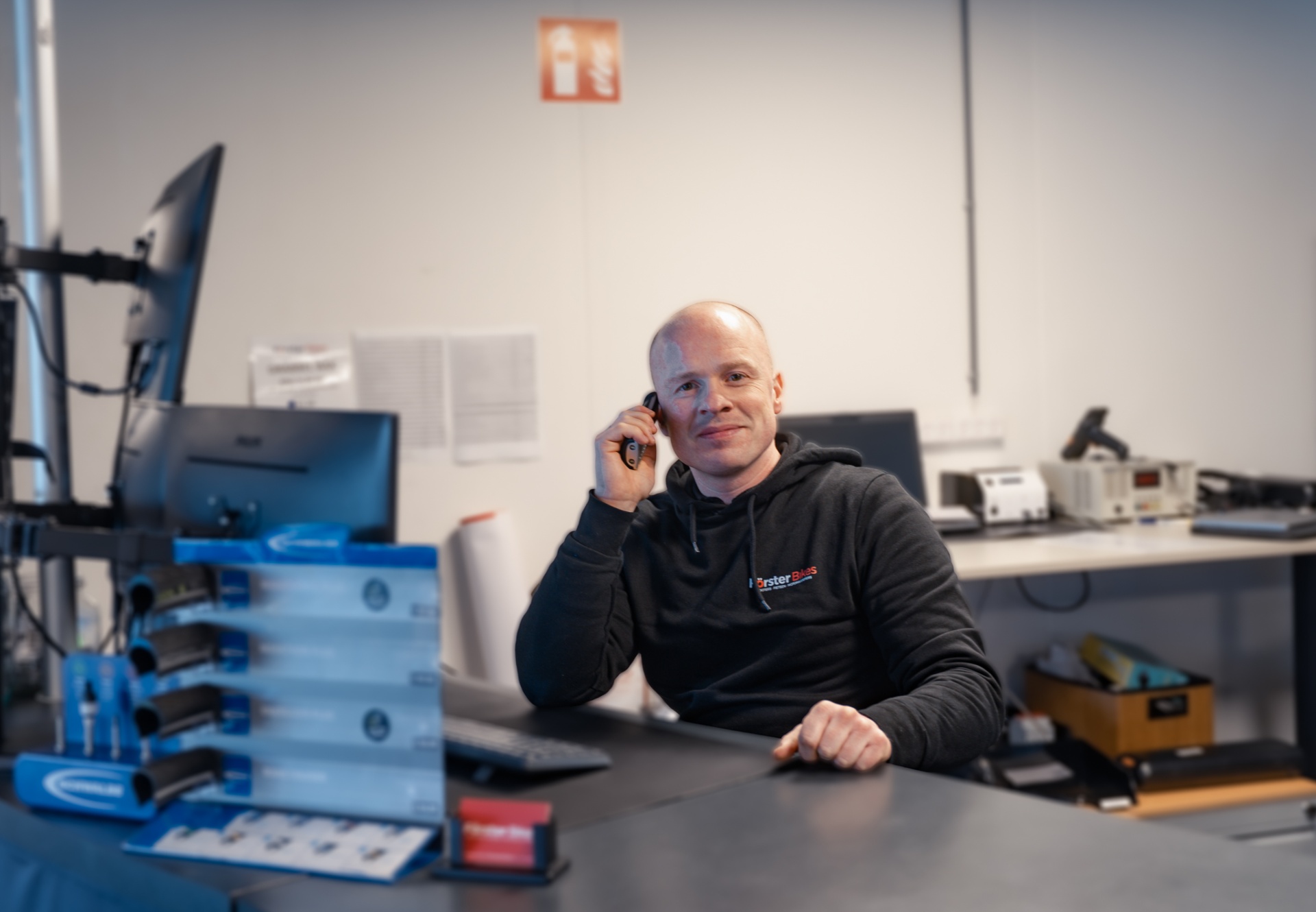 Medewerker van Förster Bikes aan de balie