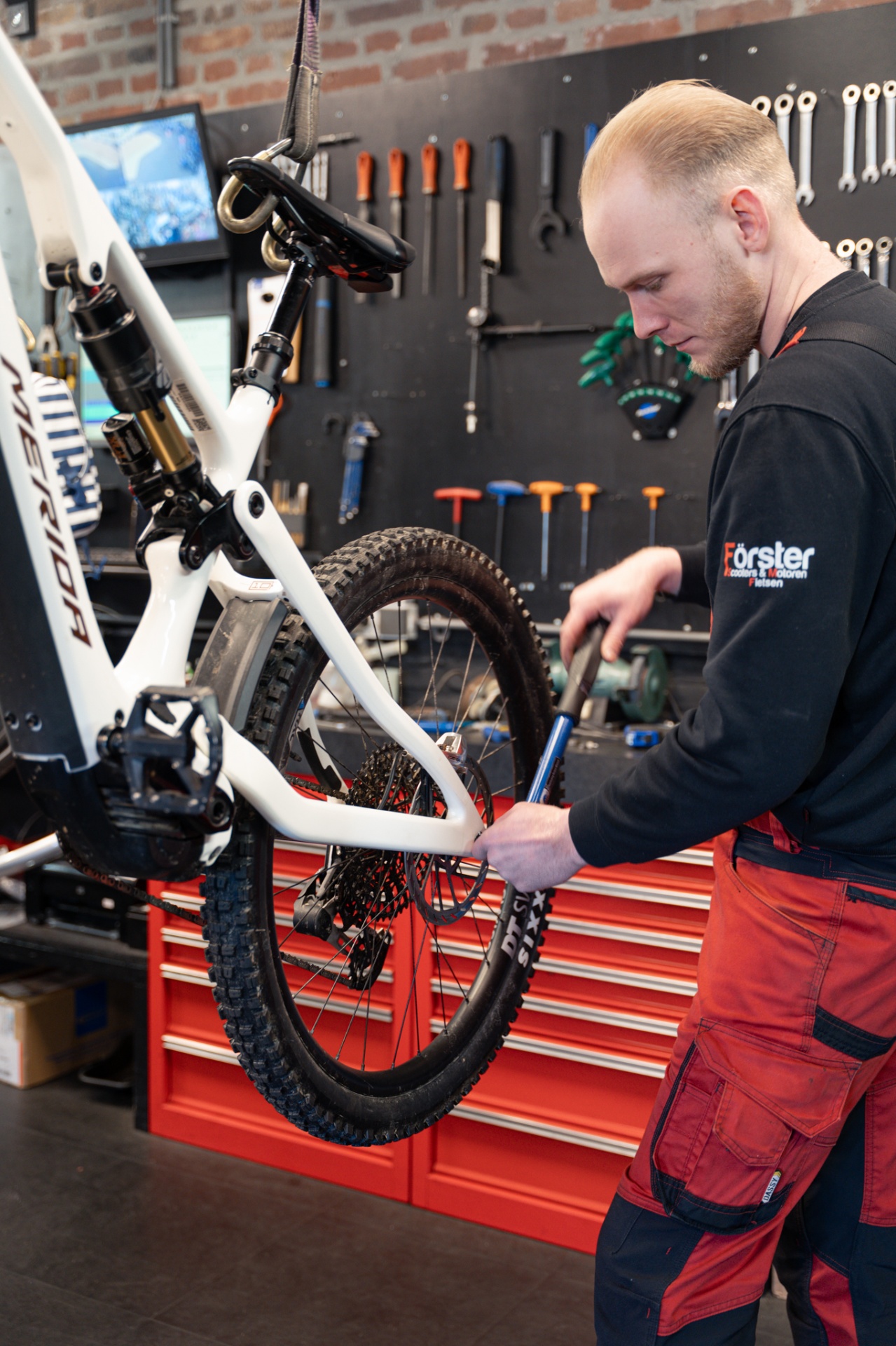 Monteur werkt aan een Merida e-bike