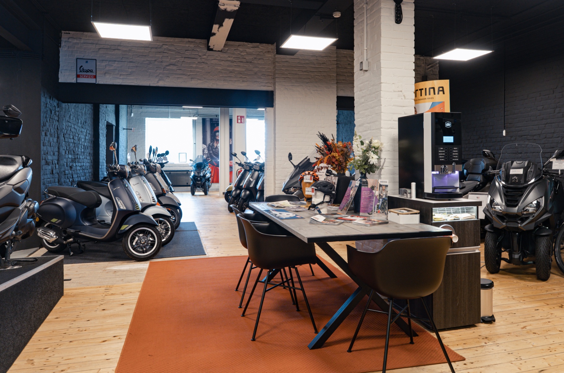 Showroom van Förster Bikes in Landgraaf met Vespa scooters en fietsen