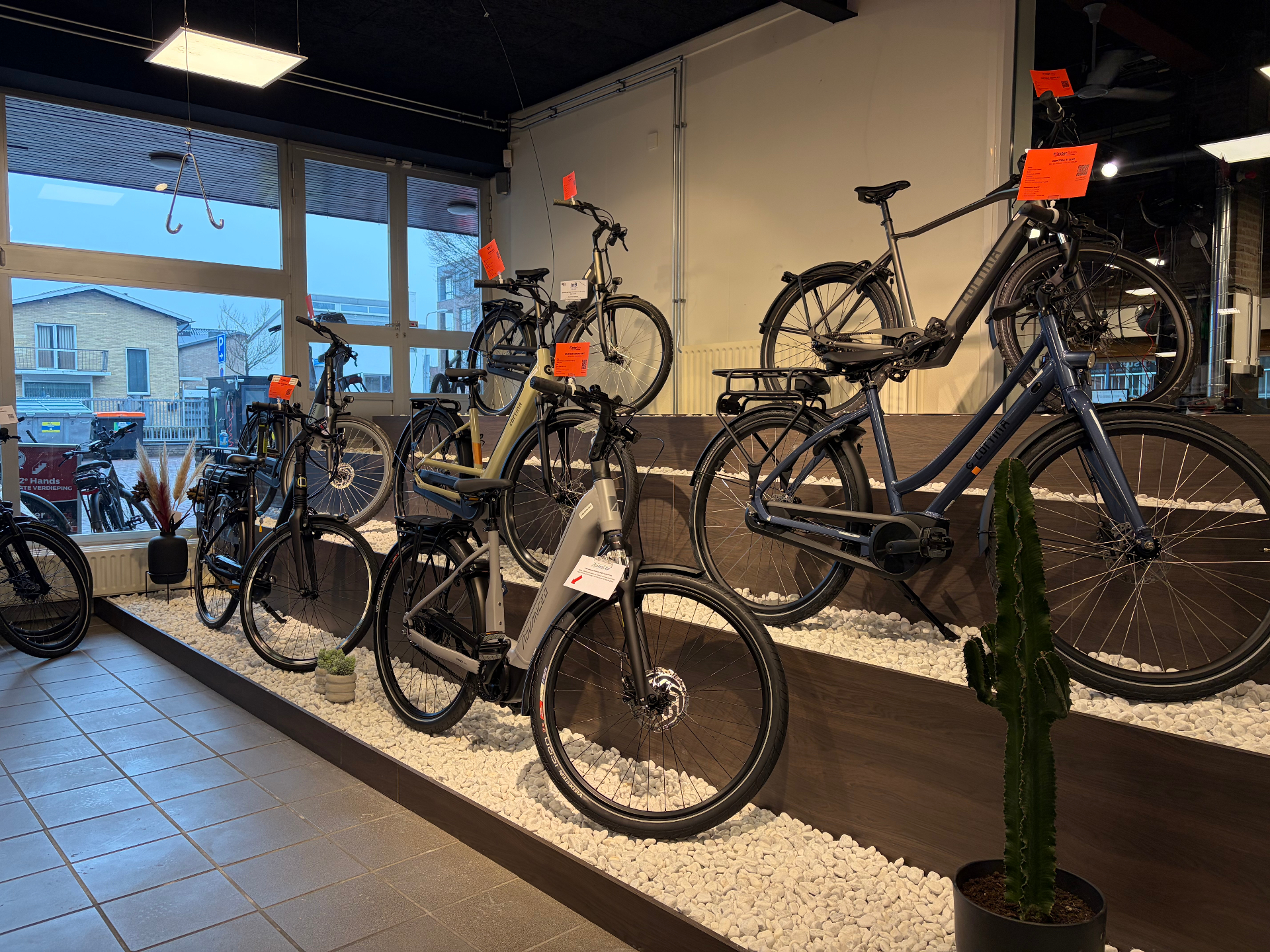 Scooters en motorscooters opgesteld in de showroom
