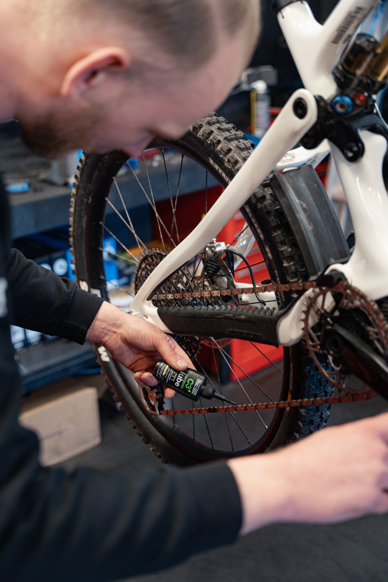 Ketting van een e-bike wordt gesmeerd