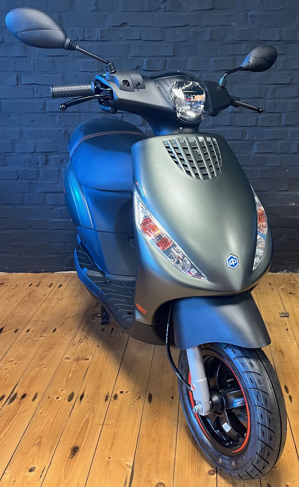 Piaggio Zip (45 km/h)